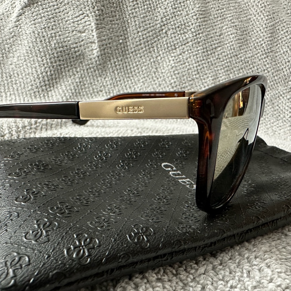 Guess sunglasses with pouch